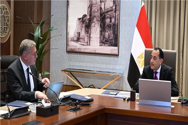د. مصطفى مدبولي، رئيس مجلس الوزراء، مع المهندس كريم بدوي، وزير البترول