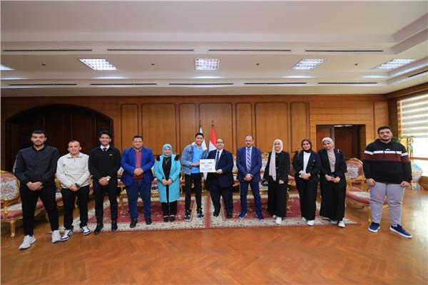  رئيس جامعة كفر الشيخ أثناء تكريم فريق كلية الذكاء الاصطناعي
