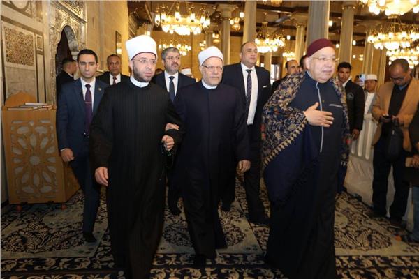 وزير الأوقاف يرافق الحضور لملتقى الفكر الاسلامي