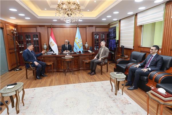  المهندس إبراهيم مكي، محافظ كفرالشيخ خلال اجتماعه بنائبه ومستشاريه