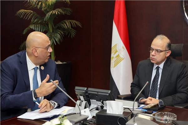 وزير الاستثمار يجتمع رؤساء جهاز تنمية المشروعات المتوسطة والصغيرة ومتناهية الصغر
