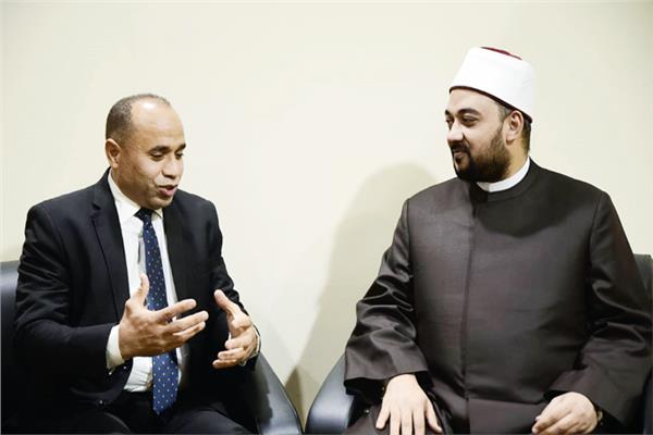 د. أحمد نبوى الأمين العام للمجلس الأعلى للشئون الإسلامية مع محرر اللواء الإسلامي