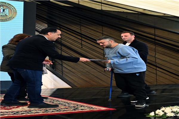 رئيس الوزراء يسلم عقود وحدات سكنية 