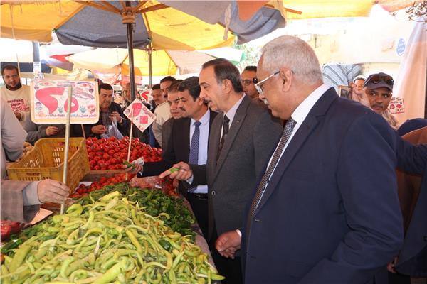 اللواء طارق راشد محافظ سوهاج خلال الجولة