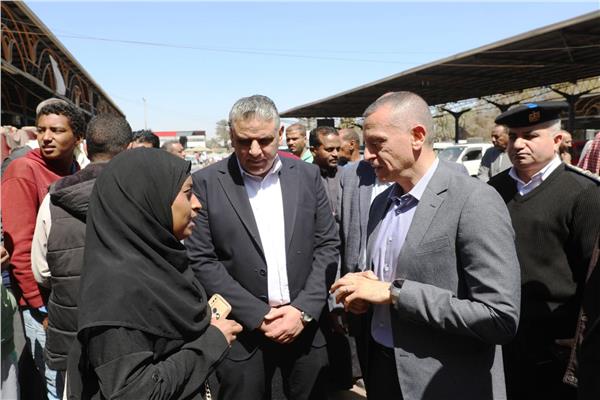  محافظ أسوان خلال جولة ميدانية مفاجئة بعدد من محطات الوقود 