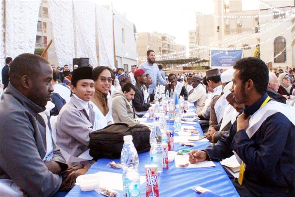سفراء الهداية تكرم حفظة القرآن من الوافدين