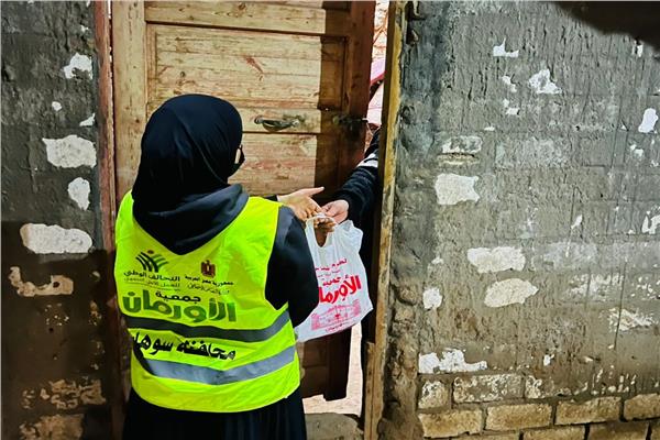 توزيع لحوم  من قبل جمعية الأورمان للأسر الفيرة بسوهاج