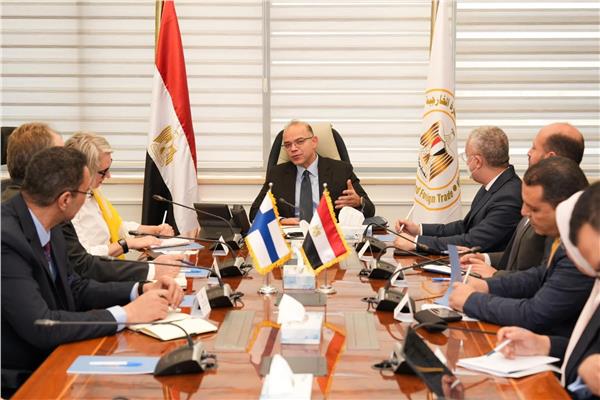  وزير الاستثمار خلال لقائه سفيرة فنلندا بالقاهرة