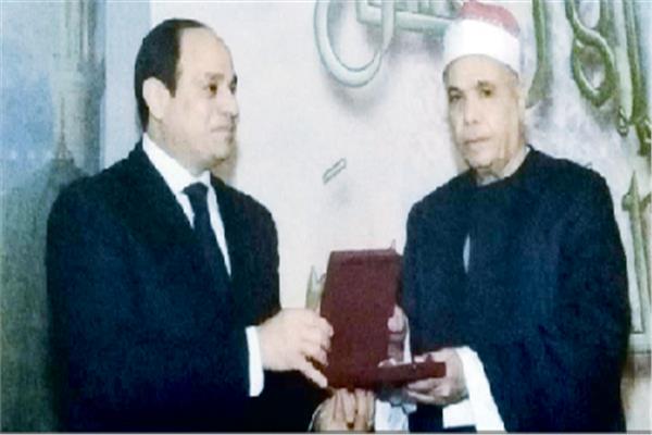 الرئيس السيسي يكرم الشيخ  حشاد فى إحدي المناسبات السابقة