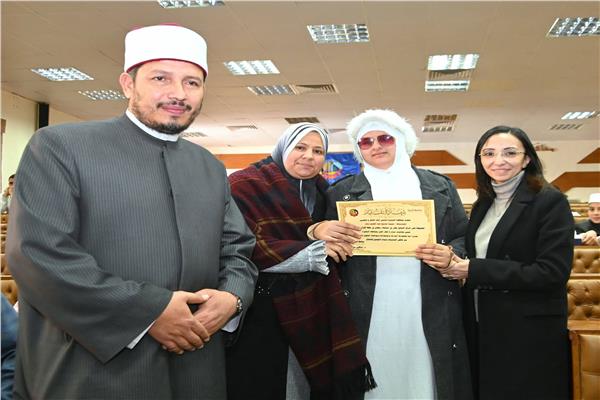 د. جاكلين عازر محافظ البحيرة بتكريم أفضل 20 متسابقا من حفظة كتاب الله
