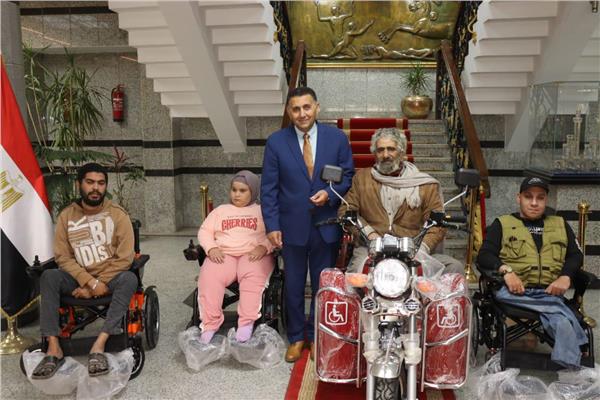 الدكتور المهندس حسام عبد الفتاح محافظ القليوبية يقوم بتسليم مساعدات حركية