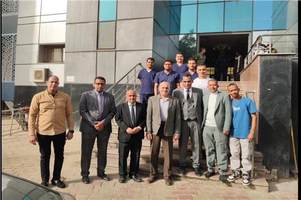 صورة جماعيه لاعضاء المستشفي