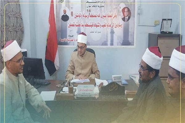 مدير أوقاف أسوان أثناء مقابلات الأئمة