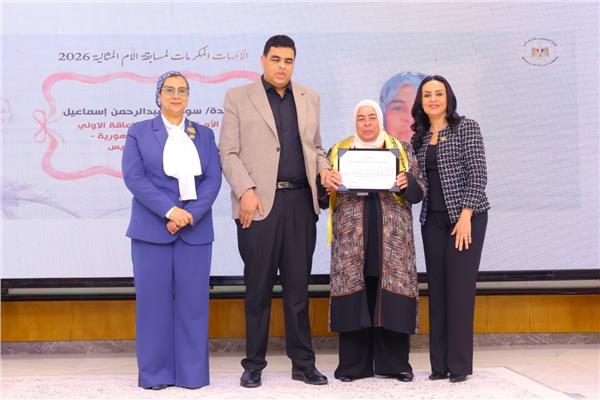 سوسن عبد الرحمن الفائزة بالأم المثالية