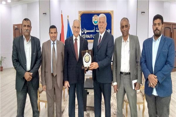 لحظة تكريم رئيس جامعة اسوان