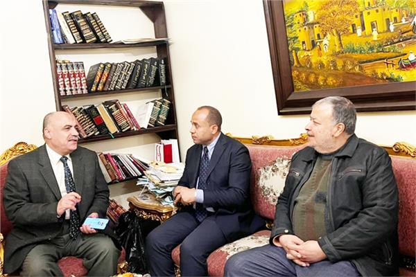 محرر اللواء الإسلامى يتوسط المستشار علاء فتح الباب صهر الشيخ عبدالعاطي واحمد نجل الشيخ