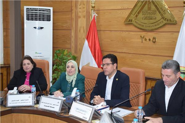 رئيس جامعة بنها يجتمع مع مديرى عموم الكليات