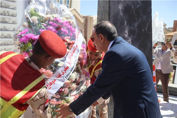 سوهاج تكرم شهداءها بوضع إكليل الزهور