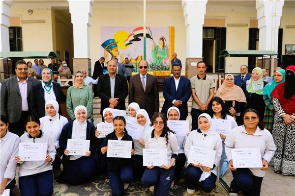 محافظ المنيا يشارك في احتفالية مدرسة الثانوية بنات ويكرّم المتفوقات