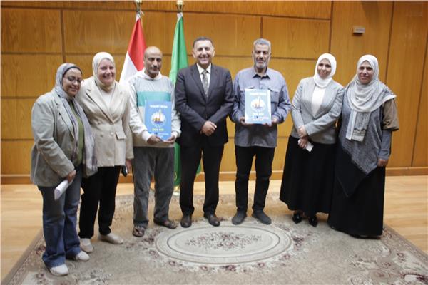 جانب من مراسم تسليم أول دفعة من عقود التقنين