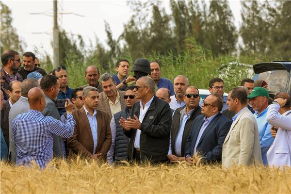 المحافظ أثناء اطلاق موسم الحصاد