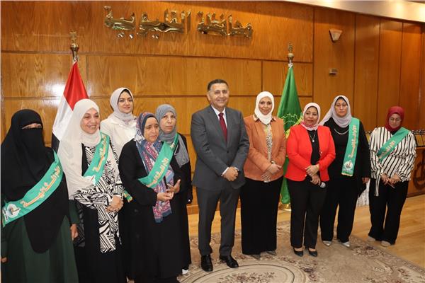 محافظ القليوبية مع المكرمين