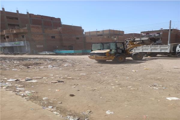 بلدوزر أبوتشت يرفع 57 طن مخلفات