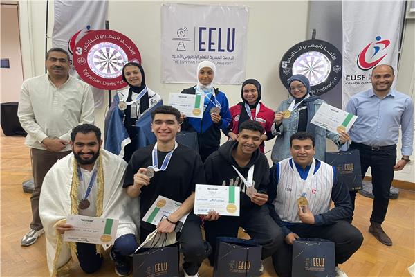 الطلاب الحاصلين على المراكز الأولى في بطولة الدارتس للجامعات