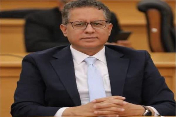 د. ياسر حلمي، أستاذ جراحة التجميل بكلية الطب