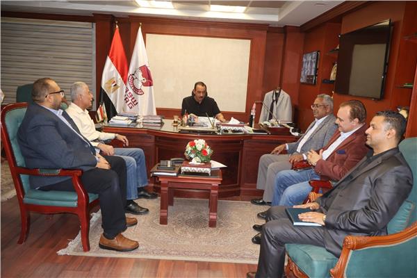 محافظ سوهاج خلال اللقاء