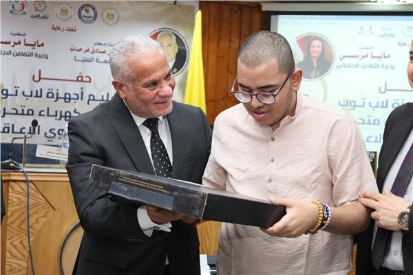 تضامن المنيا توزع 25 لاب توب