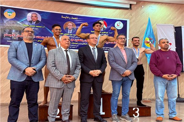 الفائزين بالبطولة ومسؤلي الجامعات