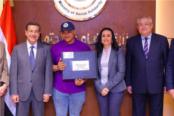جانب من  توزيع عدد من الأجهزة