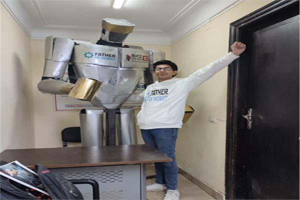 شاب مصري يتحدى الإمكانيات ويصنع روبوتاته بنفسه