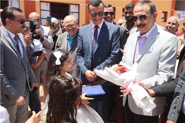استقبال محافظ سوهاج بالورود 