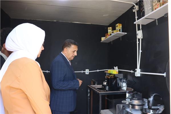 المحافظ يسلم عربة طعام متنقلة