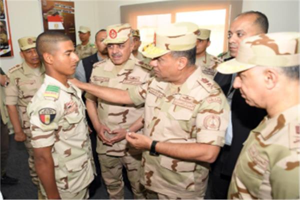 جانب من زيارة وزير الدفاع لوحدات التدريب