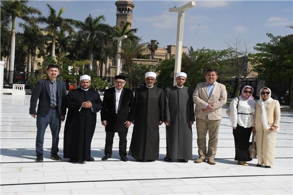 وفد كازاخستان في ساحة مسجد الحسين