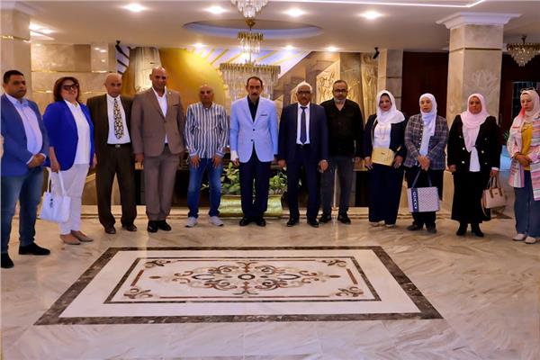 محافظ سوهاج يستقبل وفد مؤسسة "إيدينا مع بعض للتأهيل"