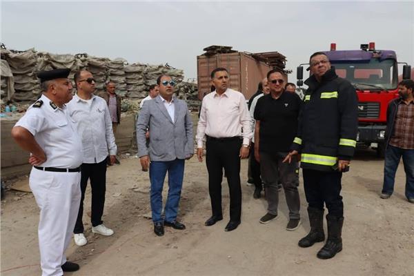 مدير الأمن يتابع ميدانياً جهود السيطرة على حريق مخزن