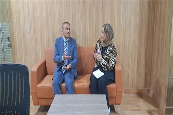 أ.د مختار عبدالخالق مع محررة اللواء الاسلامي