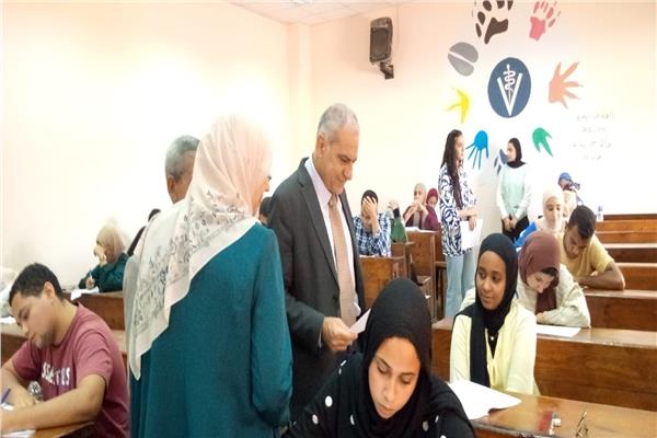 رئيس الجامعة يتابع سير الامتحانات