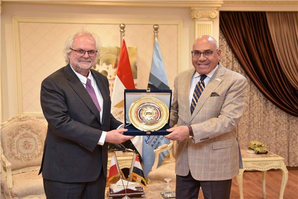 رئيس العربية للتصنيع مع سفير بولندا