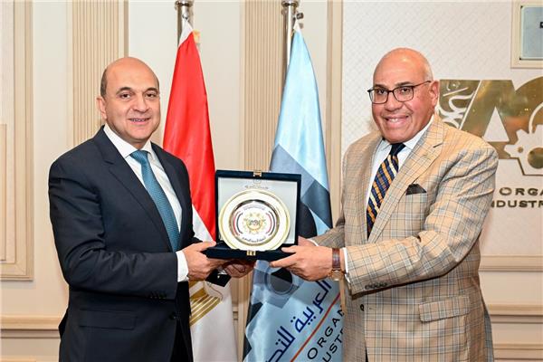 رئيس العربية للتصنيع مع رئيس الغرفة التجارية الفرنسية