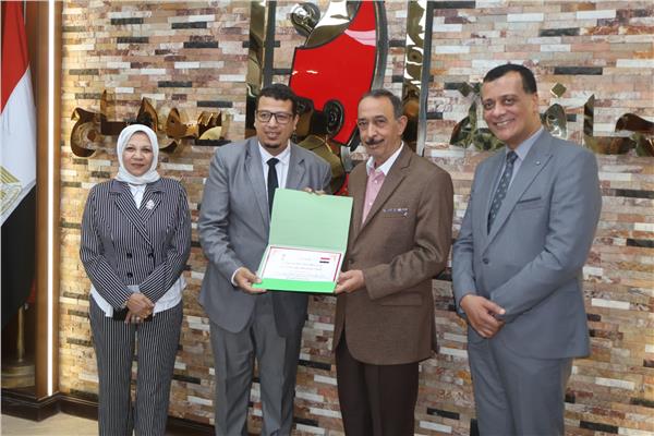 اللواء طارق راشد محافظ سوهاج خلال تكريمه للمتميزين