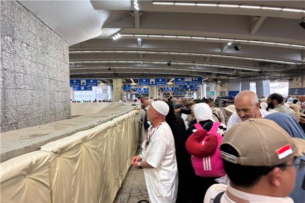 الحجاج يؤدون جمرة العقبة الكبرى في منى