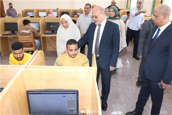  د.حسان النعماني أثناء تفقده أعمال الامتحانات 