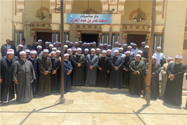 "المرشدي" يتوسط الأئمة والخطباء