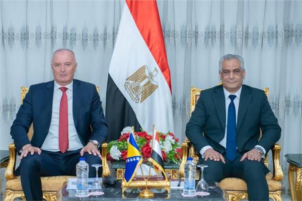 وزير الإنتاج الحربي مع وزير دفاع البوسنة 