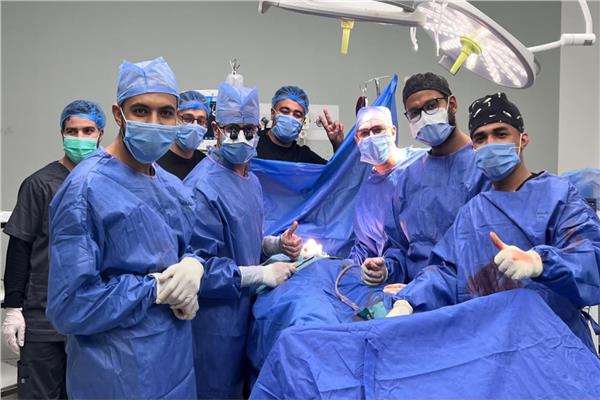 الفريق الطبي بعد إجراء الجراحة